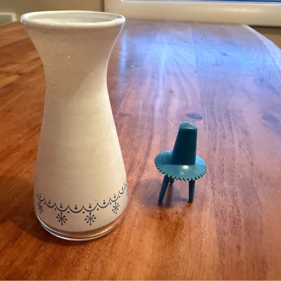 Vintage Pyrex Butter Dish and Salt or Pepper Holder - Picture 8 of 8